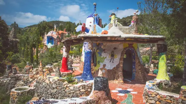 El **jardín de Peter** es un lugar mágico con esculturas coloridas y mosaicos que parecen sacadas de un cuento de hadas.